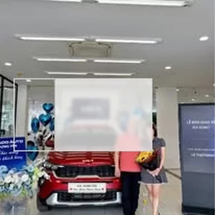 Kia Hưng Yên - Hỗ trợ khách kiểm tra xe trước khi nhận.