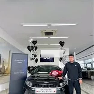 Kia Hưng Yên - Hỗ trợ khách kiểm tra xe trước khi nhận.