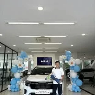 Kia Hưng Yên - Khách hàng tham khảo xe thực tế tại Yên Mỹ.