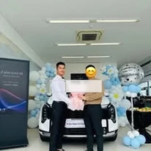 Kia Hưng Yên - Khách hàng nhận xe sau khi hoàn tất thủ tục.